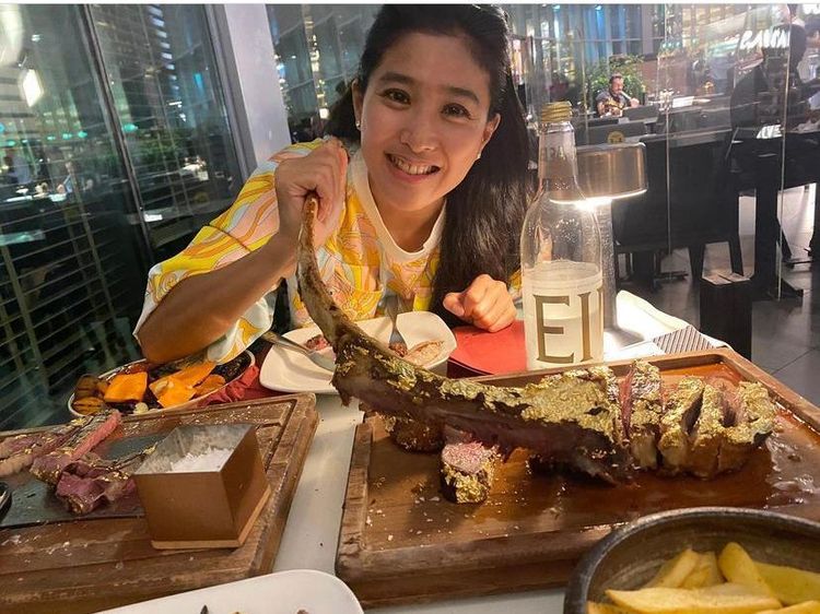 Momen Olivia Zalianty, Istri Ndaru Kusumo saat Cicip Tomahawk Berlapis Emas