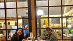 Momen Olivia Zalianty, Istri Ndaru Kusumo saat Cicip Tomahawk Berlapis Emas
