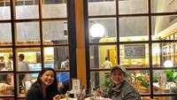 Pernikahan keduanya digerlas tertutup dengan protokol kesehatan yang ketat. Bahkan mereka tidak menggelar pesta karena terhalang pandemi COVID-19. Foto: Instargram @oliviazallianty