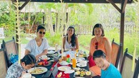 Seperti pada momennya yang satu ini. Olovia bersama dengan keluarganya menikmati hidangan di restoran saat liburan di Bali. Foto: Instargram @oliviazallianty