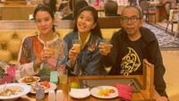 Masih di Yogyakarta, ini keseruan Olivia menikmati sarapan di hotel mewah sebelum bergegas ke bandara. Dalam momen ini, Olivia menikmati jamu sehat. Foto: Instargram @oliviazallianty