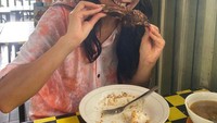Sebagai pecinta kuliner, Olivia Zalianty pun mencicip banyak kuliner khas. Salah satunya mencicipi konro khas Makassar di restoran Jakarta ini. Foto: Instargram @oliviazallianty