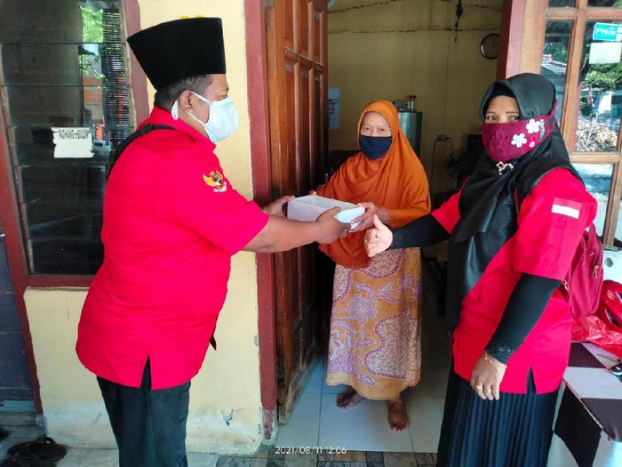 pdip surabaya bantu permakanan warga