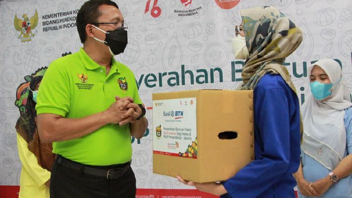 Peduli Kesehatan Nakes Direktur Utama Bank BTN Haru Koesmahargyo menyerahkan paket buah kepada tenaga kesehatan (Nakes) dalam acara Gelar Buah Nusantara (GBN) di Rumah Sakit Persahabatan Jakarta, Selasa (10/8). Dalam acara GBN tersebut, Bank BTN memberikan 1.000 paket buah untuk diserahkan kepada tenaga kesehatan di Jakarta. GBN merupakan wadah akselerasi Gerakan Bangga Buatan Indonesia (BBI) yang dicanangkan oleh Presiden Joko Widodo pada tanggal 14 Mei 2020 dalam rangka meningkatkan perekonomian usaha mikro, kecil, dan menengah (UMKM) serta menumbuhkan pasar bagi produk- produk nasional.