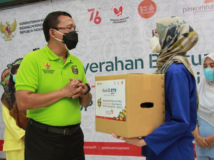 Sebar Ribuan Paket Buah, Peduli Kesehatan Nakes
