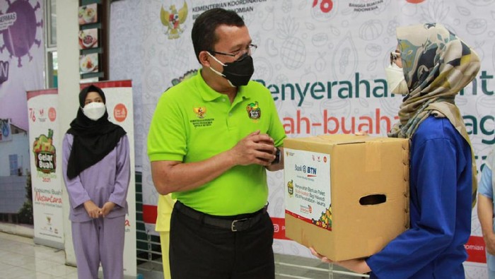 Peduli Kesehatan Nakes Direktur Utama Bank BTN Haru Koesmahargyo menyerahkan paket buah kepada tenaga kesehatan (Nakes) dalam acara Gelar Buah Nusantara (GBN) di Rumah Sakit Persahabatan Jakarta, Selasa (10/8). Dalam acara GBN tersebut, Bank BTN memberikan 1.000 paket buah untuk diserahkan kepada tenaga kesehatan di Jakarta. GBN merupakan wadah akselerasi Gerakan Bangga Buatan Indonesia (BBI) yang dicanangkan oleh Presiden Joko Widodo pada tanggal 14 Mei 2020 dalam rangka meningkatkan perekonomian usaha mikro, kecil, dan menengah (UMKM) serta menumbuhkan pasar bagi produk- produk nasional.