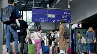 Diketahui, sejumlah pegawai kereta api di Jerman tengah melakukan aksi mogok kerja besar-besar. Akibat aksi mogok kerja itu, jadwal perjalanan kereta pun terganggu hingga membuat sejumlah penumpang memilih untuk mengatur kembali jadwal perjalanan maupun melakukan pengembalian uang karena batal melakukan perjalanan. AP Photo/Michael Sohn.