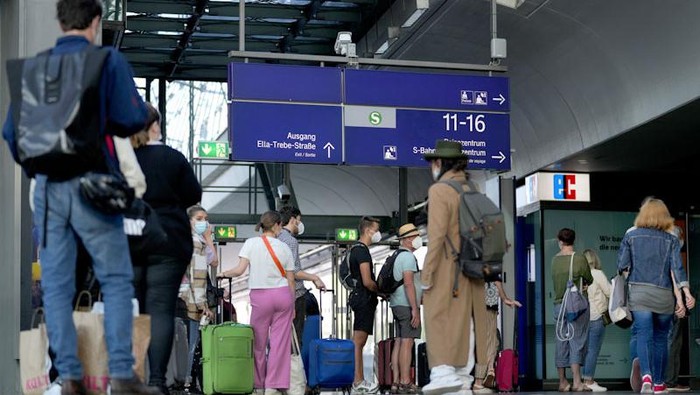 Sejumlah petugas kereta api di Jerman melakukan aksi mogok kerja secara besar-besaran. Akibatnya, jadwal perjalanan kereta jarak jauh dan komuter pun terganggu.