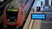 Imbas aksi mogok kerja tersebut, operator kereta Deutsche Ban mengatakan hanya sekitar seperempat dari kereta jarak jauhnya yang akan beroperasi pada hari Rabu dan Kamis. Aksi mogok kerja besar-besaran itu pun berdampak pada jadwal perjalanan kereta api jarak jauh dan komuter di Jerman. AP Photo/Michael Sohn