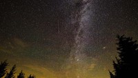 Meteor-meteor Perseid memasuki atmosfer bumi pada kecepatan 58 km per detik dan terkenal sering memproduksi meteor terang (fireball).  
