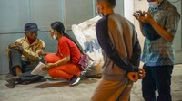 Relawan dari Gerakan Gotong Royong Nasional Pengendalian COVID-19 bersama relawan Gerakan Perjuangan Pemulung Indonesia (GaPPI) melakukan pendataan terhadap tunawisma di kawasan Jalan Nimbung, Medan Petisah, Kota Medan, Sumatera Utara, Selasa (10/8/2021) malam. 