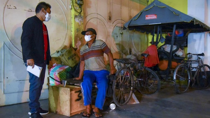 Relawan dari Gerakan Gotong Royong Nasional Pengendalian COVID-19 bersama relawan Gerakan Perjuangan Pemulung Indonesia (GaPPI) melakukan pendataan terhadap tunawisma di kawasan Jalan Nimbung, Medan Petisah, Kota Medan, Sumatera Utara, Selasa (10/8/2021) malam. Pendataan tersebut bertujuan untuk membantu masyarakat rentan, tuna wisma, gelandangan, pengemis dan anak jalanan yang tidak memiliki Nomor Induk Kependudukan (NIK) agar mendapatkan vaksin COVID-19 dalam rangka membantu Pemerintah mempercepat proses vaksinasi. ANTARA FOTO/Fransisco Carolio/Lmo/wsj.