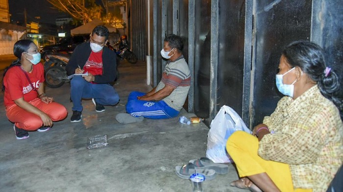 PENDATAAN TUNAWISMA UNTUK VAKSINASI COVID-19 Relawan dari Gerakan Gotong Royong Nasional Pengendalian COVID-19 bersama relawan Gerakan Perjuangan Pemulung Indonesia (GaPPI) melakukan pendataan terhadap tunawisma di kawasan Jalan Nimbung, Medan Petisah, Kota Medan, Sumatera Utara, Selasa (10/8/2021) malam. Pendataan tersebut bertujuan untuk membantu masyarakat rentan, tuna wisma, gelandangan, pengemis dan anak jalanan yang tidak memiliki Nomor Induk Kependudukan (NIK) agar mendapatkan vaksin COVID-19 dalam rangka membantu Pemerintah mempercepat proses vaksinasi. ANTARA FOTO/Fransisco Carolio/Lmo/wsj.
