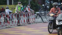 Personel kepolisian dan Dinas Perhubungan membuka pembatas jalan penyekatan di kawasan Jalan Fatmawati, Jakarta, Rabu (11/8/2021). 