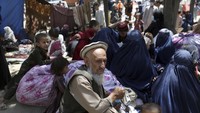 Ribuan warga melarikan diri dari kota-kota yang dikuasai Taliban.