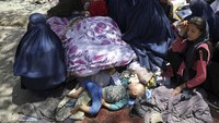 Dua kota terbaru yang dikuasai Taliban adalah kota Farah, ibu kota provinsi dengan nama yang sama, dan Pul-e-Khumri di Baghlan. Sebelumnya, enam ibu kota provinsi lainnya telah jatuh ke tangan Taliban sejak pekan lalu.