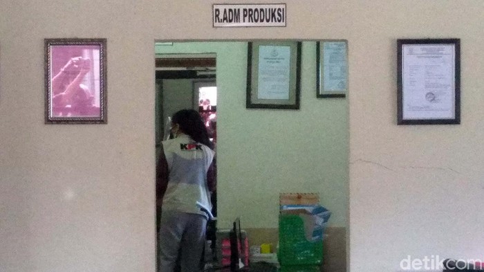 Penyidik KPK Geledah Kantor PT SW di Purbalingga Penyidik KPK selesai menggeledah kantor PT SW di Purbalingga Jawa Tengah. Petugas membawa sejumlah barang dari kantor tersebut.
