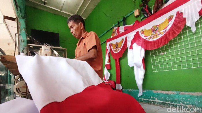 Perajin bendera mengeluhkan penurunan omset akibat pandemi
