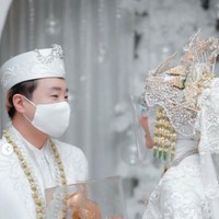 Kini Hwang Woo Joong atau Ujung Oppa telah resmi menikahi Kania. Akad nikah digelar dengan konsep adat Sunda. Pasangan pengantin itu memakai busana pengantin serba putih. Foto: Dok. victoriousprojects, Instagram @kania_permatasari