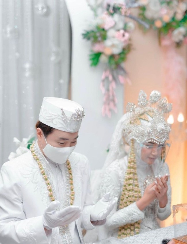 “Alhamdulillah tepat di tanggal 08.08.21 saya telah menemukan tambatan hati yang akan menemani saya selama sisa umur saya di dunia , dan insya Allah sampai di akhirat. Menikah adalah moment yang selalu saya tunggu tunggu ... dan sekarang saya punya alasan kuat untuk tetap berada di negara Indonesia karna cinta saya ada disini @kania_permatasari,” tulis Ujung Oppa di akun Instagramnya @hwangwoojoong. Foto: Dok. victoriousprojects, Instagram @kania_permatasari