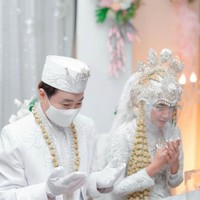 “Alhamdulillah tepat di tanggal 08.08.21 saya telah menemukan tambatan hati yang akan menemani saya selama sisa umur saya di dunia , dan insya Allah sampai di akhirat. Menikah adalah moment yang selalu saya tunggu tunggu ... dan sekarang saya punya alasan kuat untuk tetap berada di negara Indonesia karna cinta saya ada disini @kania_permatasari,” tulis Ujung Oppa di akun Instagramnya @hwangwoojoong. Foto: Dok. victoriousprojects, Instagram @kania_permatasari