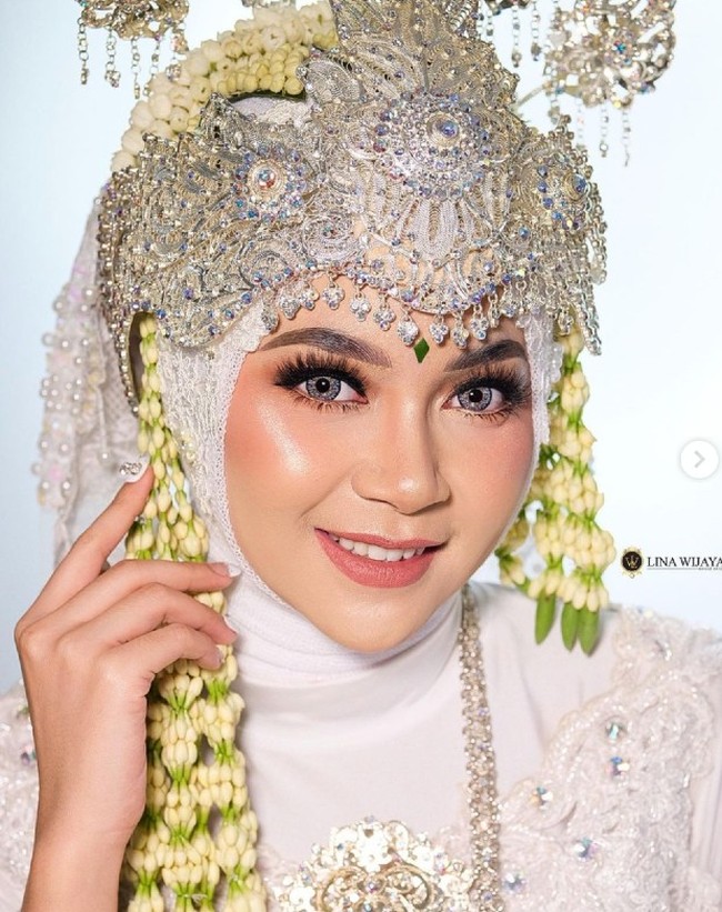 Hwang membuktikan keseriusannya kepada Kania. Ia sudah berkunjung ke kampung halaman Kania yang berada di Soreang, Bandung, Jawa Barat saat Lebaran 2021. Kepada Wolipop, Hwang mengungkapkan tekadnya yang ingin segera meminang kekasih hatinya tersebut. Sebab selama pulang dan pergi antara Korea dan Indonesia, ia belum pernah mempunyai pacar. Foto: Dok. victoriousprojects, Instagram @kania_permatasari