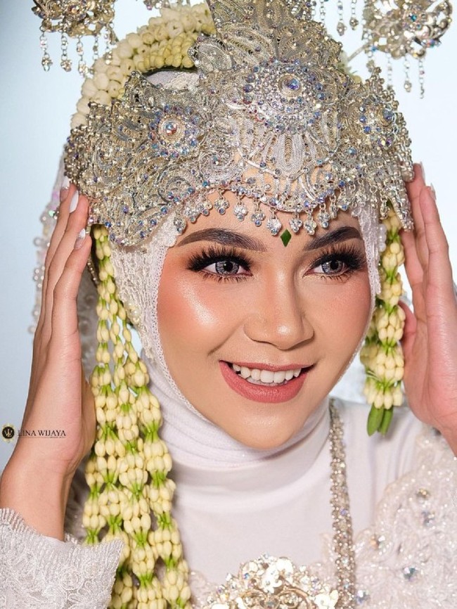 Dalam perbincangan dengan Wolipop, Ujung Oppa pernah mengungkapkan bagaimana awal mula kisah cintanya dengan Kania. Mereka pertamakali berkenalan pada 1 April 2021 di sela-sela syuting video klip. Saat itu Kania termasuk salah satu talent. Foto: Dok. victoriousprojects, Instagram @kania_permatasari