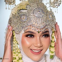 Dalam perbincangan dengan Wolipop, Ujung Oppa pernah mengungkapkan bagaimana awal mula kisah cintanya dengan Kania. Mereka pertamakali berkenalan pada 1 April 2021 di sela-sela syuting video klip. Saat itu Kania termasuk salah satu talent. Foto: Dok. victoriousprojects, Instagram @kania_permatasari