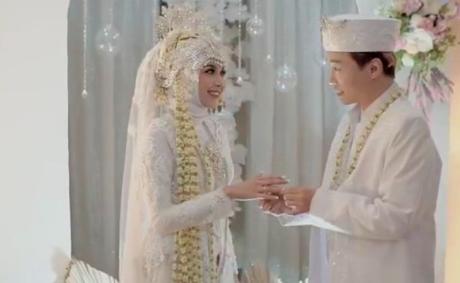 Hwang Woo Joong dikenal sebagai Youtuber dengan nama akun Ujung Oppa. Dia eksis di YouTube sejak Agustus 2018. Sedangkan Kania Permatasari merupakan finalis kontes dangdut Bintang Panturan 5. Foto: Dok. victoriousprojects, Instagram @kania_permatasari