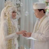 Hwang Woo Joong dikenal sebagai Youtuber dengan nama akun Ujung Oppa. Dia eksis di YouTube sejak Agustus 2018. Sedangkan Kania Permatasari merupakan finalis kontes dangdut Bintang Panturan 5. Foto: Dok. victoriousprojects, Instagram @kania_permatasari