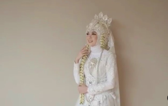 Dalam unggahannya di Instagram, Kania Permatasari mengungkapkan pernikahannya dengan Ujung Oppa hanya akad nikah saja. Mereka belum mengadakan resepsi karena aturan PPKM. “Maaf belum bisa mengadakan resepsi pernikahan di karnakan pandemi PPKM insya Allah seusai PPKM selesai kita akan menggelar resepsi pernikahan supaya bisa mengundang semuanya,” tulis Kania. Foto: Dok. victoriousprojects, Instagram @kania_permatasari