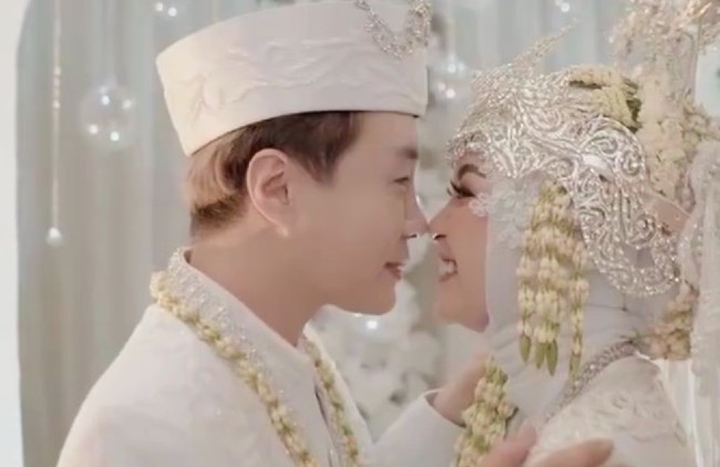 Hwang terkesima pada pandangan pertama ketika melihat wajah Kania Permatasari. Ia pun mencoba berkenalan sambil menunggu proses syuting video klip. Sekilas aku lihat ada cewek. Saya suka cewek imut dan cute. Dan juga waktu itu dia kostumnya pakai baju ungu, walaupun aku tidak suka ungu. Karena di Korea ungu itu melambangkan kegalauan. Tapi begitu lihat Kania cantik pakai bando ungu. Saya basa-basi karena kita satu tim. Itu pertama kali kenal waktu syuting video klip, ucap Hwang yang sudah lancar berbahasa Indonesia. Foto: Dok. victoriousprojects, Instagram @kania_permatasari