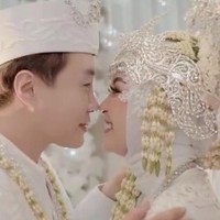 Hwang terkesima pada pandangan pertama ketika melihat wajah Kania Permatasari. Ia pun mencoba berkenalan sambil menunggu proses syuting video klip. Sekilas aku lihat ada cewek. Saya suka cewek imut dan cute. Dan juga waktu itu dia kostumnya pakai baju ungu, walaupun aku tidak suka ungu. Karena di Korea ungu itu melambangkan kegalauan. Tapi begitu lihat Kania cantik pakai bando ungu. Saya basa-basi karena kita satu tim. Itu pertama kali kenal waktu syuting video klip, ucap Hwang yang sudah lancar berbahasa Indonesia. Foto: Dok. victoriousprojects, Instagram @kania_permatasari