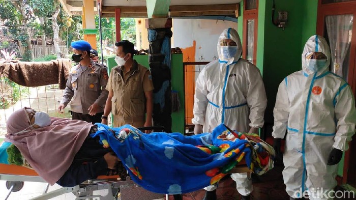 Petugas menjemput warga isoman untuk diisolasi di isoter