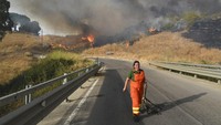Kebakaran hutan turut melanda kawasan Sisilia, Italia.