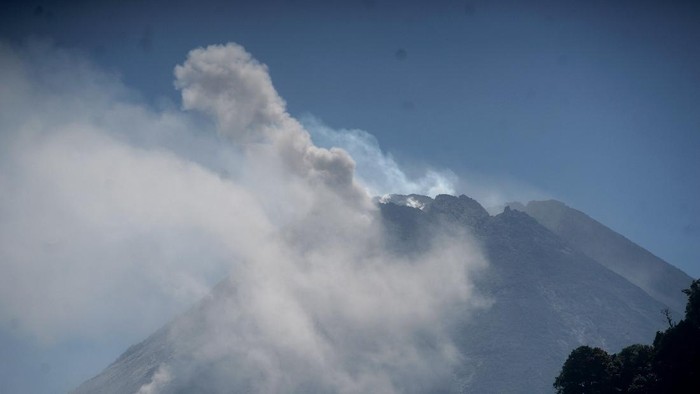 Potret Merapi Kembali Keluarkan Guguran Lava Gunung Merapi kembali mengeluarkan guguran lava. Menurut BPPTKG sejak pukul 06:00-12.00 WIB Merapi mengalami 12 kali guguran lava.