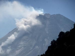 Potret Merapi Kembali Keluarkan Guguran Lava