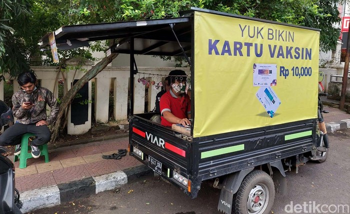 Banyak warga yang telah divaksin. Halitu jadi peluang bisnis bagi Dadan Hermawan (32) dengan menawarkan jasa cetak kartu vaksin. Pria asal Cimahi ini pun meraup cuan.