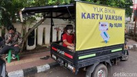 Dadan Hermawan (32), warga Cimahi saat ini menjalankan usaha pencetakan kartu vaksinasi COVID-19 seukuran KTP bagi masyarakat.