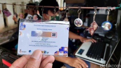 Pria Cimahi Raup Cuan dari Bisnis Cetak Kartu Vaksin