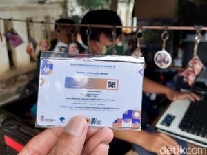 Pria Cimahi Raup Cuan dari Bisnis Cetak Kartu Vaksin
