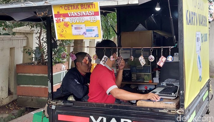Banyak warga yang telah divaksin. Halitu jadi peluang bisnis bagi Dadan Hermawan (32) dengan menawarkan jasa cetak kartu vaksin. Pria asal Cimahi ini pun meraup cuan.