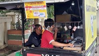 Meningkatnya tren pencetakan kartu vaksin COVID-19 otomatis berdampak terhadap omzet yang diraupnya. Dadan mematok harga Rp 10 ribu per kartu. Artinya jika sehari ada sekitar 50 orang yang mencetak kartu, dalam sebulan ia bisa mendapat sekitar Rp 15 juta.
