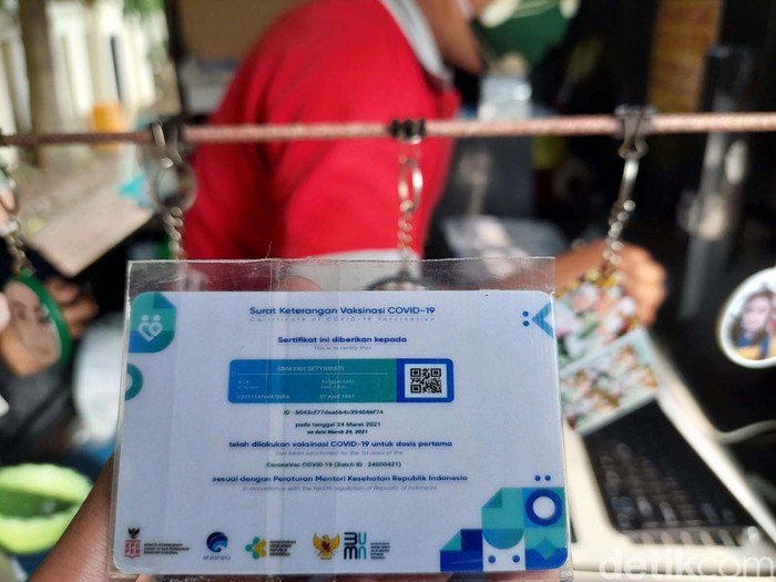 Pria Cimahi Raup Cuan dari Bisnis Cetak Kartu Vaksin Banyak warga yang telah divaksin. Halitu jadi peluang bisnis bagi Dadan Hermawan (32) dengan menawarkan jasa cetak kartu vaksin. Pria asal Cimahi ini pun meraup cuan.