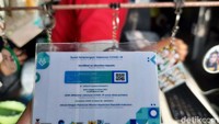 Dadan menerima layanan pencetakan kartu vaksinasi tersebut di atas motor roda tiga. Ia dan seorang rekannya mangkal di kawasan Alun-alun Cimahi. Sebelumnya, Dadan menerima pembuatan gantungan kunci berbahan mika.