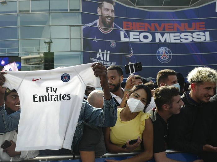 Bergabungnya Lionel Messi ke PSG menjadi perhatian dunia. Patung lilin Messi di Jerman pun berganti baju dari jersey Barcelona ke jersey PSG.