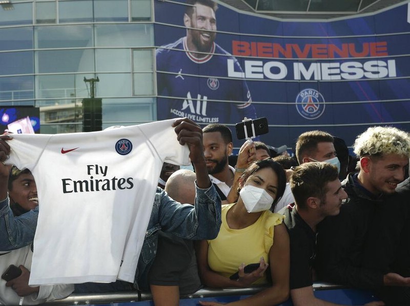 Bergabungnya Lionel Messi ke PSG menjadi perhatian dunia. Patung lilin Messi di Jerman pun berganti baju dari jersey Barcelona ke jersey PSG.