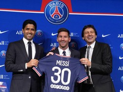 Messi diperkenalkan oleh Presiden PSG, Nasser Al-Khelaifi dan direktur olahraga Leonardo Araujo. Di PSG, Messi mendapat gaji fantastis senilai 35 juta euro per tahun. (Foto: Francois Mori/AP)