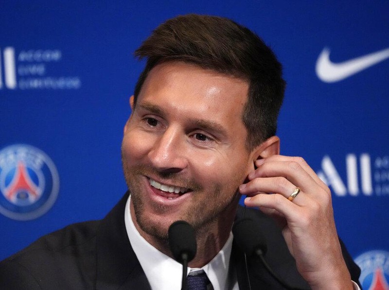 Bergabungnya Lionel Messi ke PSG menjadi perhatian dunia. Patung lilin Messi di Jerman pun berganti baju dari jersey Barcelona ke jersey PSG.