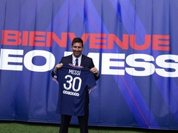 Lionel Messi resmi diperkenalkan sebagai pemain baru Paris Saint-Germain pada Rabu (11/8/2021) waktu setempat, sehari setelah resmi diumumkan berhasil digaet. Striker 34 tahun itu dikontrak selama dua tahun, setelah akhir pekan lalu mengumumkan tidak bakal lanjut di Barcelona. (Foto: Francois Mori/AP)